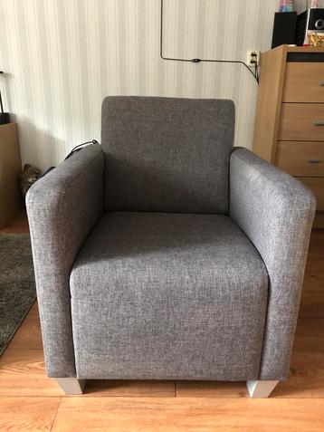 Grijze fauteuil izgst beschikbaar voor biedingen