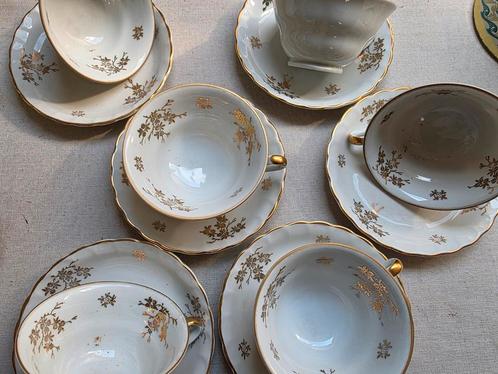 Kop schotel versierd met gouden bloemen en randje, Antiek en Kunst, Antiek | Servies los, Ophalen of Verzenden