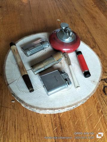 Diverse vintage aanstekers en sigarettenpijpjes beschikbaar voor biedingen