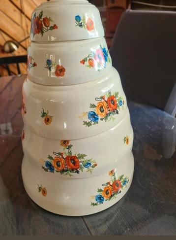 Antieke (nest)schalen met klaprozenmotief beschikbaar voor biedingen