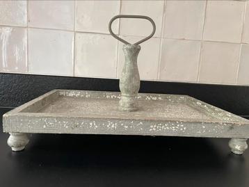 Etagere beschikbaar voor biedingen