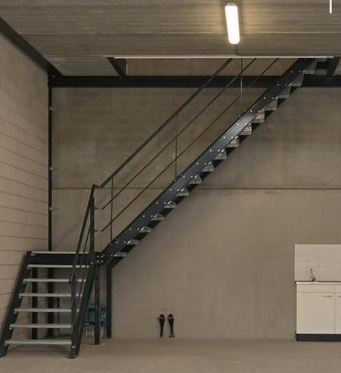 Stalen trap met tussen bordes antraciet hoog 4.6mtr. Nob035, Doe-het-zelf en Verbouw, Ladders en Trappen, 2 tot 4 meter, Ophalen