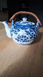 schattige theepot met rotan hengsel, Antiek en Kunst, Antiek | Servies los, Ophalen of Verzenden