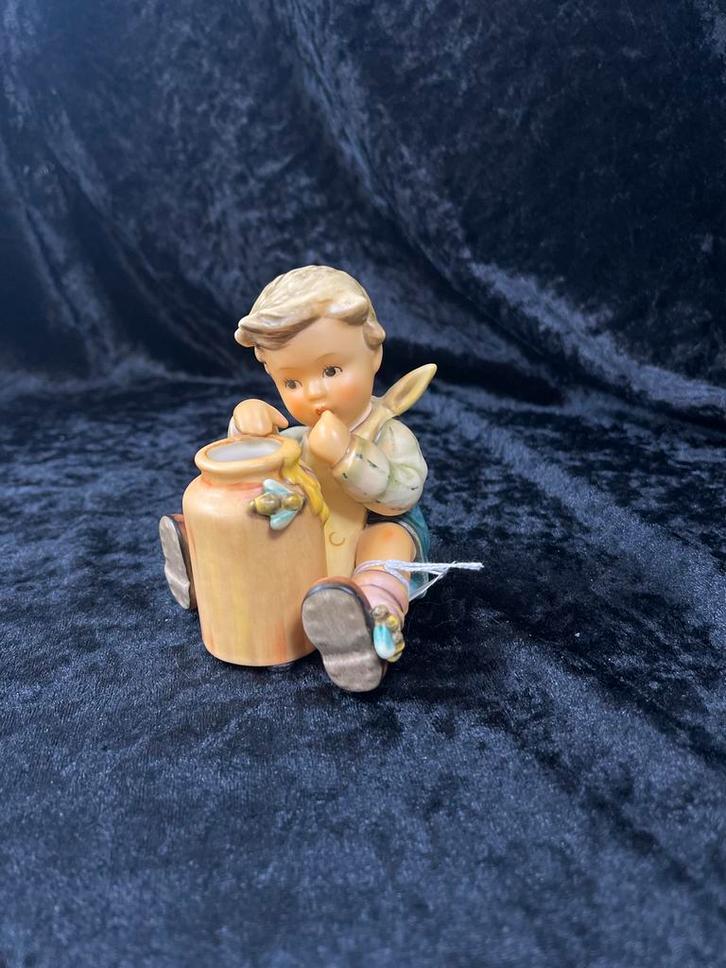 Goebel Hummel beeldje met honingpot, Antiek en Kunst, Kunst | Beelden en Houtsnijwerken, Ophalen of Verzenden
