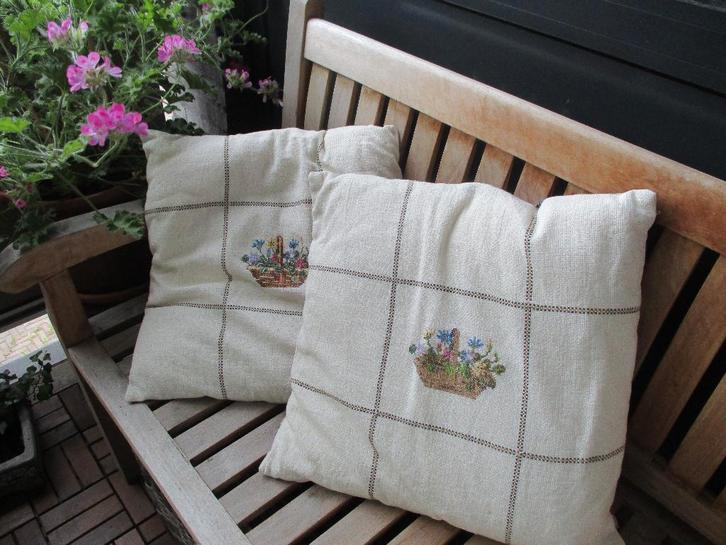 2 Kussens met borduurwerk.,, mandje bloemen,, 50/50 cm., Huis en Inrichting, Woonaccessoires | Kussens, Nieuw, Overige kleuren