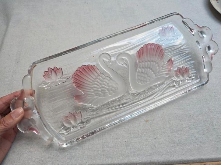 Vintage schaal met zwanen, Huis en Inrichting, Keuken | Servies, Zo goed als nieuw, Schaal of Schalen, Overige stijlen, Glas, Ophalen of Verzenden