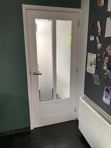 Stompe deur met geslepen melkglas beschikbaar voor biedingen