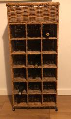 Rieten wijnrek met bovenop lektuurbak, Huis en Inrichting, Woonaccessoires | Wijnrekken, Ophalen, Overige materialen, Gebruikt