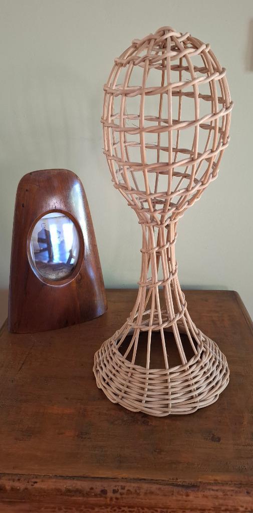 Vintage rieten hoofd - retro rotan hoedenstandaard, Antiek en Kunst, Curiosa en Brocante, Ophalen of Verzenden
