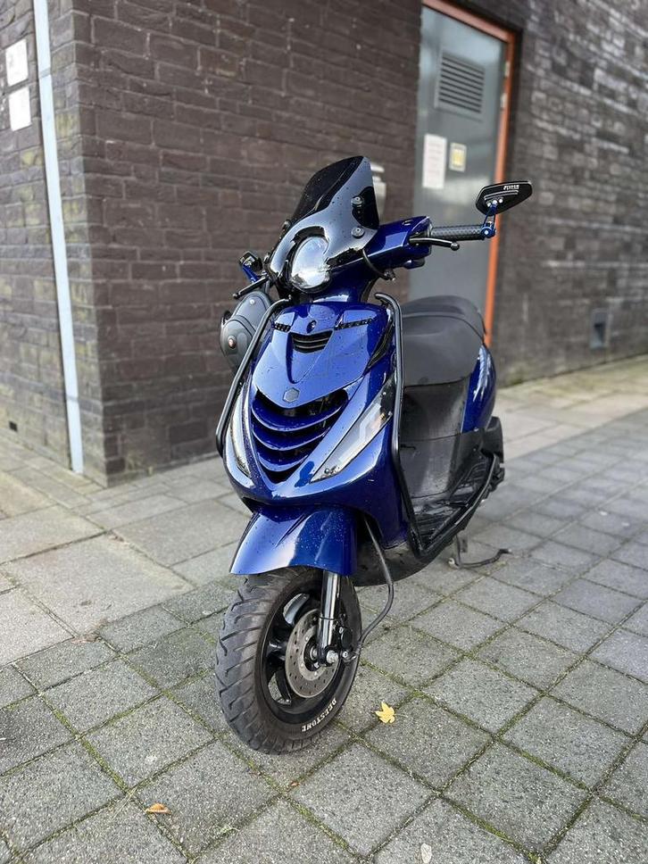 Piaggio zip 4t  2017, Fietsen en Brommers, Scooters | Piaggio, Zo goed als nieuw, Zip, Benzine, Ophalen