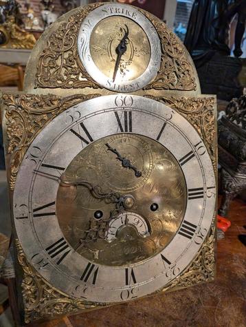 Antiek Engels uurwerk €100.  30x42 cm beschikbaar voor biedingen