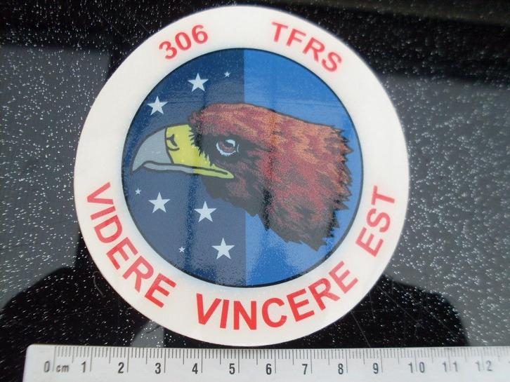 sticker squadron 306 TFRS videre vincere est logo embleem, Verzamelen, Stickers, Zo goed als nieuw, Bedrijf of Vereniging, Verzenden