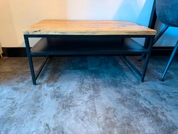 Mango hout salon tafel met zwart staal beschikbaar voor biedingen