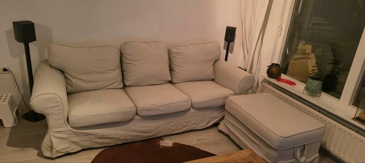 Ikea Ektorp bank met poef - kan nog prima mee!, Huis en Inrichting, Banken | Bankstellen, Gebruikt, Rechte bank, Driepersoons