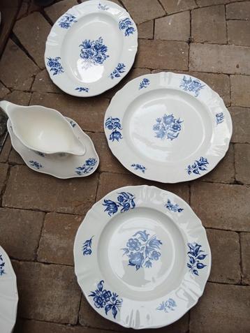P Regout serie Bouquet Bleu, beschikbaar voor biedingen