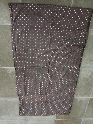 Grote lap bruine stof met een creme paddestoel. beschikbaar voor biedingen