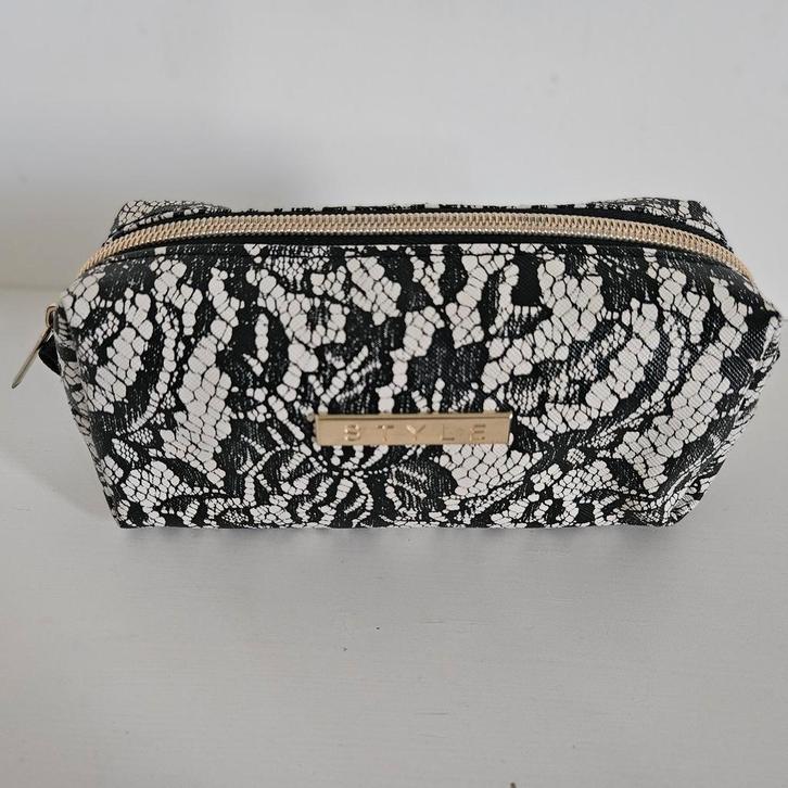 Opruiming: Toilettas met kantmotief, Sieraden, Tassen en Uiterlijk, Toilettassen, Zo goed als nieuw, Dame, Ophalen of Verzenden