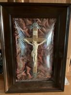 Crucifix muuranker Jezus in bolglas lijst met fluwelen achte, Ophalen