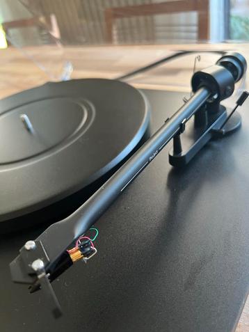 Pro-Ject Debut 3 Platenspeler Ortofon Red Element beschikbaar voor biedingen