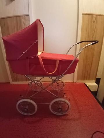 Mooie rode kinder poppenwagen  beschikbaar voor biedingen