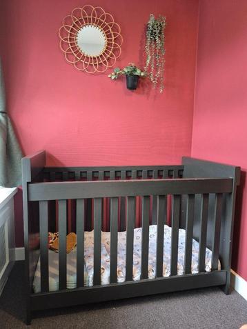 Babybedje met commode, hout beschikbaar voor biedingen