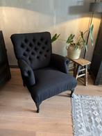 Landelijk gecapitonneerde zwarte fauteuil heerlijk zittend., Ophalen, Zo goed als nieuw, Stof