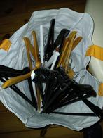 Te koop 25 houten kledinghangers, Kleding | Dames, Kledinghangers, Ophalen of Verzenden, Zo goed als nieuw, Hout
