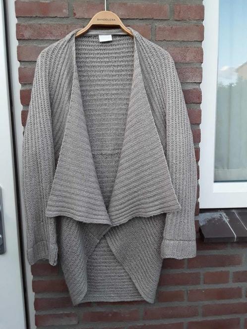 Mooi lange vest van VILA, M beige met licht groen tinten, Kleding | Dames, Truien en Vesten, Zo goed als nieuw, Maat 38/40 (M)