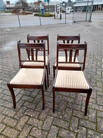 Set 4 nette klassieke stoelen  beschikbaar voor biedingen