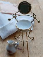 Miniatuur porcelijnen lampetkan met spiegel en beddegoed, Verzamelen, Poppenhuizen en Toebehoren, Ophalen of Verzenden, Zo goed als nieuw