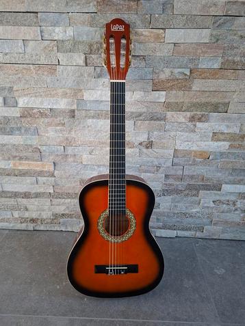 LaPaz 002 SB 3/4 klassieke gitaar sunburst
 beschikbaar voor biedingen