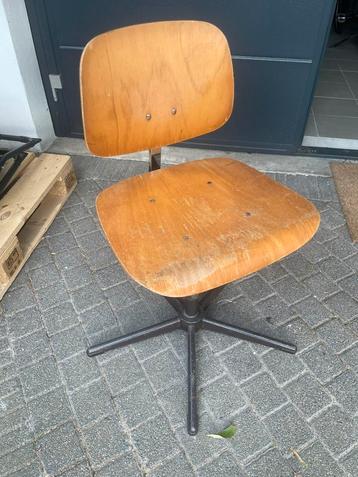 Stoel gratis op te halen beschikbaar voor biedingen