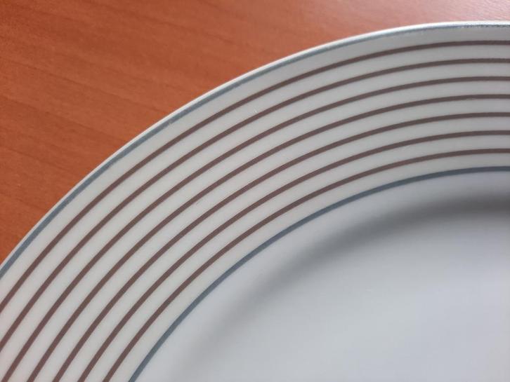 TE KOOP GEVRAAGD: bord Home, 24,5 cm, Huis en Inrichting, Keuken | Servies, Zo goed als nieuw, Bord(en), Overige stijlen, Porselein