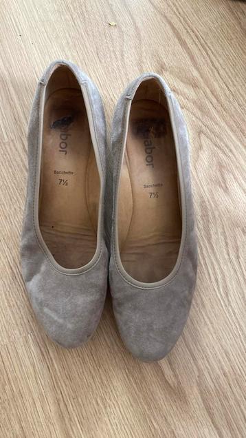 Beige schoenen met sleehak maat 7,5 beschikbaar voor biedingen