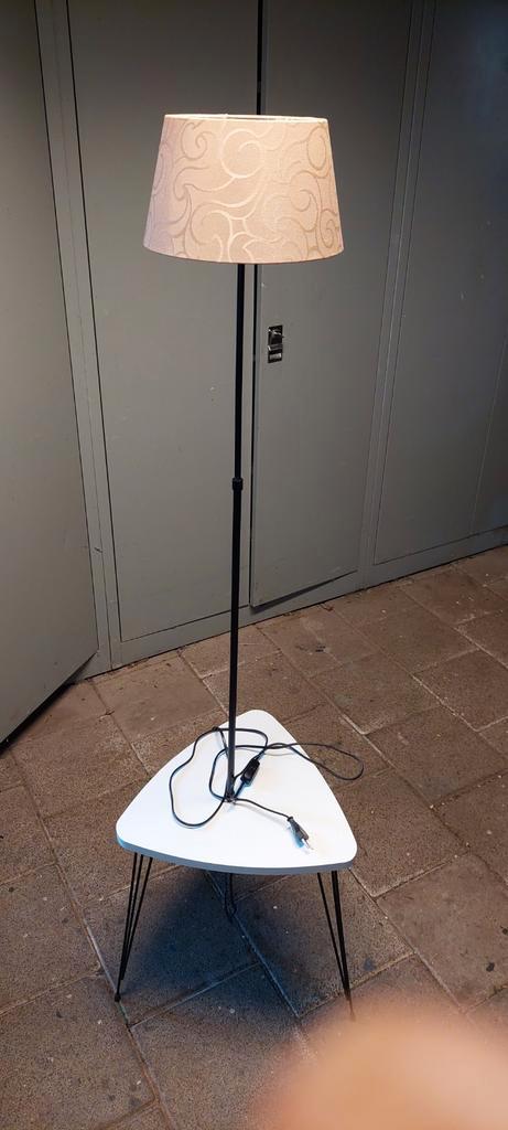 Stijlvolle staande lamp met bijzettafel zonder kap., Huis en Inrichting, Lampen | Vloerlampen, Gebruikt, 150 tot 200 cm, Ophalen