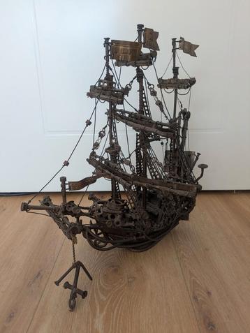 Metalen schip beschikbaar voor biedingen