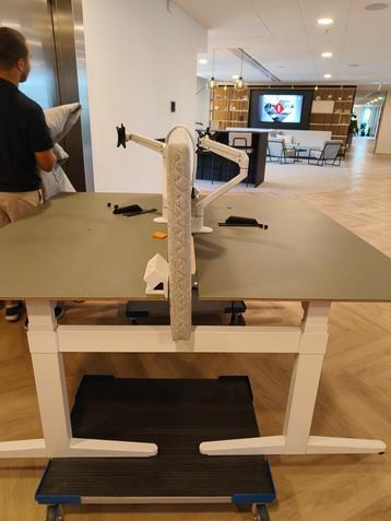 BIEDEN Ahrend dubbele workbench elektrisch & akoestisch beschikbaar voor biedingen