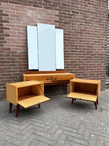 Retro kaptafel met nachtkastjes beschikbaar voor biedingen
