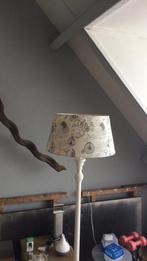 Leuke lamp met houten voet white wash 150 lamphoogte, Huis en Inrichting, Lampen | Vloerlampen, Ophalen, Zo goed als nieuw, Hout