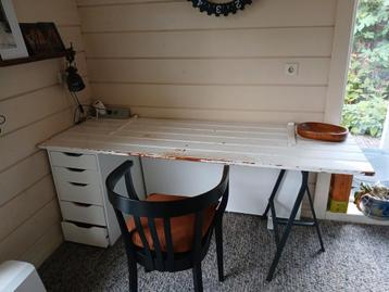 Bureaublad  van een antieke Franse poort. beschikbaar voor biedingen