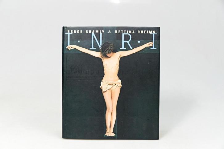 Bettina Rheims - I.N.R.I., Boeken, Kunst en Cultuur | Fotografie en Design, Gelezen, Fotografen, Ophalen of Verzenden