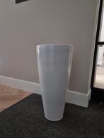 Hoge witte aardewerk bloempot, Ophalen, Rond, Binnen, Zo goed als nieuw