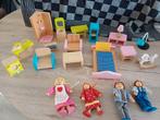 Houten poppenhuismeubeltjes met 4 poppetjes, Ophalen of Verzenden, Zo goed als nieuw