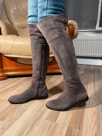 Handgemaakte, grijze suède overknee laarzen, maat 38,5, Kleding | Dames, Schoenen, Ophalen of Verzenden, Zo goed als nieuw, Grijs