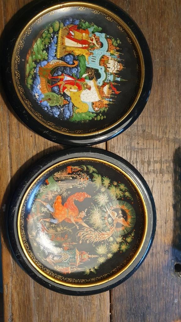 Twee Russische verzamelborden decoratieve borden, Ophalen of Verzenden