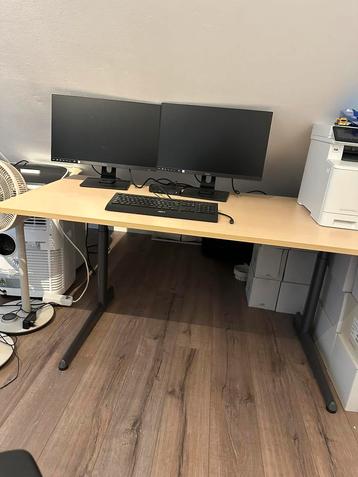 Verstelbaar bureau beschikbaar voor biedingen