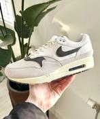 Nike air max 1 light bone iron grey 45,5, Kleding | Heren, Schoenen, Verzenden, Nike, Nieuw, Sneakers of Gympen