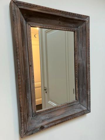 Mooie spiegel met houten lijst beschikbaar voor biedingen