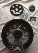 Harley 15" x 5,5" velg met tandwiel, spacer, bouten & shims, Motoren, Ophalen, Gebruikt