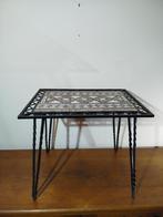 Vintage bijzettafel-smeedijzer+tegelblad geometrisch patroon, 45 tot 60 cm, Gebruikt, Metaal of Aluminium, Rechthoekig